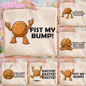 Puede incluir: Bolsa de mano beige con un personaje de dibujos animados marrón y el texto "FIST MY BUMP!". La bolsa está sujeta por una persona.