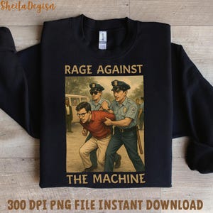 Może przedstawiać: Czarna bluza z nadrukiem graficznym zespołu Rage Against The Machine. Grafika przedstawia mężczyznę aresztowanego przez dwóch policjantów. Tekst "Rage Against The Machine" jest nadrukowany na biało nad grafiką, a "The Machine" na biało pod grafiką.