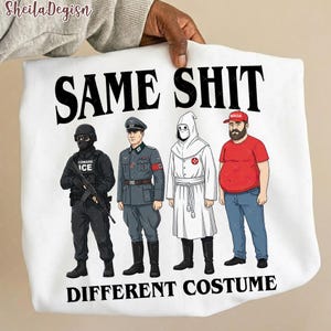 Könnte beinhalten: Weißes Sweatshirt mit dem schwarzen Text "SAME SHIT DIFFERENT COSTUME". Die Grafik zeigt vier Figuren in verschiedenen Uniformen und Outfits: einen SWAT-Offizier, einen Militäroffizier, ein KKK-Mitglied und eine Person mit einer "MAGA"-Kappe.