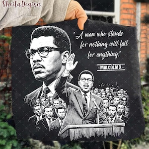 Puede incluir: Bolso tote negro con un retrato de Malcolm X y la cita "Un hombre que no se mantiene firme en nada, caerá por cualquier cosa." El diseño incluye una ilustración de Malcolm X hablando en un podio, rodeado de una multitud.