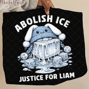 以下が含まれることがあります： 「ABOLISH ICE」と「JUSTICE FOR LIAM」の白い文字が入った黒いトートバッグ。デザインは、青い帽子をかぶり笑顔の顔をした溶ける氷の塊で、氷のキューブと雪玉に囲まれています。