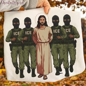 Puede incluir: Una taza de cerámica blanca con un asa negra y el texto "But First, Coffee" en negro, con una fuente de estilo manuscrito. La taza está sobre una superficie blanca.
