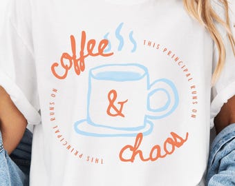 Camiseta de café para director de escuela, regalo para educador, amante del café, día de agradecimiento al administrador, camiseta divertida, regalo para personal escolar, camiseta para amantes de la cafeína