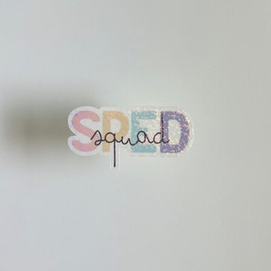 Pu&ograve; includere: Un adesivo con le parole "SPED squad" in colori arcobaleno con una finitura glitter.