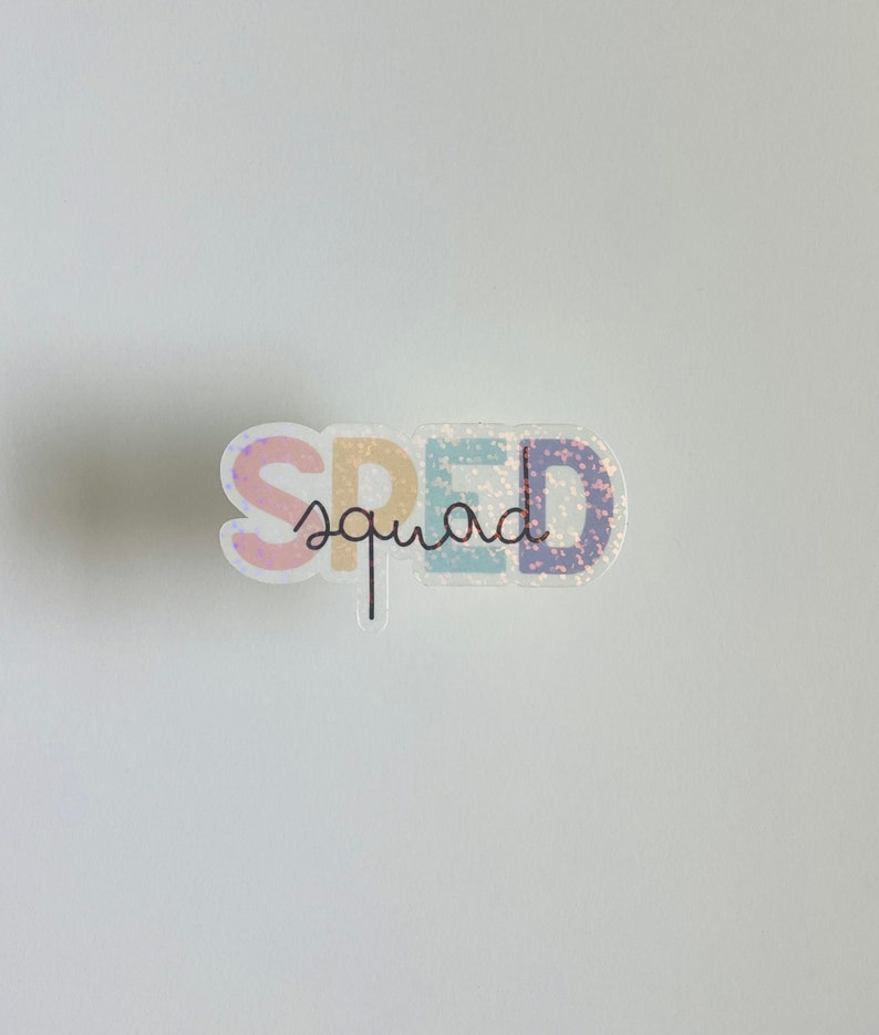 Pu&ograve; includere: Un adesivo con le parole "SPED squad" in colori arcobaleno con una finitura glitter.