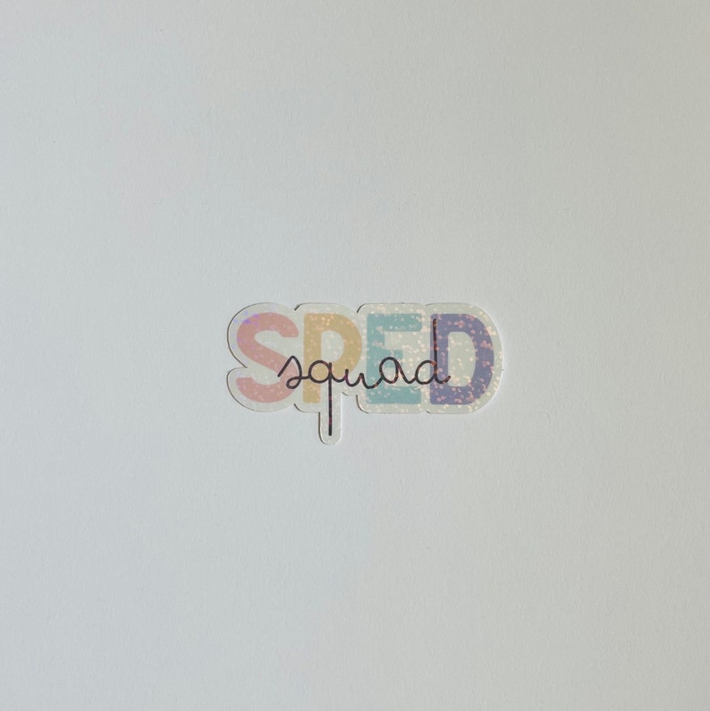 Pu&ograve; includere: Un adesivo bianco con la parola "SPED" in colori arcobaleno e la parola "squad" scritta in corsivo nero sotto.