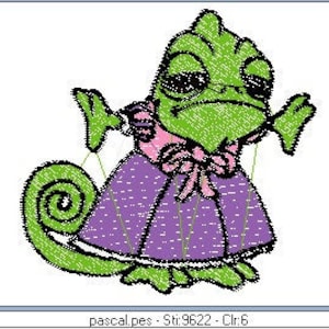 Puede incluir: Un camaleón verde con un vestido morado y un lazo rosa. El camaleón tiene una expresión triste y está sosteniendo sus brazos extendidos.