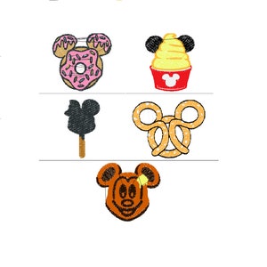 Pode incluir: Um conjunto de cinco itens de comida com tema Disney, incluindo um donut rosa com granulado, um cone de sorvete amarelo com orelhas do Mickey Mouse, um pretzel em forma de orelhas do Mickey Mouse, um picolé preto em forma de cabeça do Mickey Mouse e uma cabeça do Mickey Mouse marrom com uma orelha amarela.