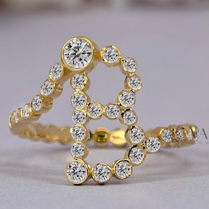 Anel exclusivo em prata de lei com zircônia cúbica cravejada em bisel com a letra B, corte redondo. Ideal para festas e ocasiões especiais. Joia da moda.