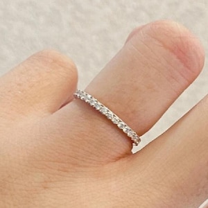 Alliance en moissanite faite main en or 18 carats, demi-anneau d&#39;éternité serti de pavés, alliance minimaliste empilable