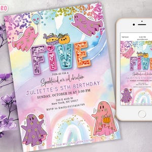 Op de afbeelding: Een Halloween-uitnodiging met het woord "FIVE" in glitterletters. De uitnodiging toont cartoongeesten, pompoenen en een regenboog. De tekst luidt "Join us for a Spooktacular celebration" en details voor Juliette's 5e verjaardag.