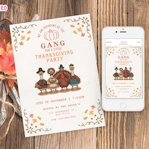 Könnte beinhalten: Einladung zur Thanksgiving-Party mit einer Cartoon-Truthahn- und Gänsefamilie. Auf der Einladung steht "GANG for a little Thanksgiving party" mit Datum und Uhrzeit. Ein Smartphone zeigt dieselbe Einladung. Der Hintergrund ist eine Holzoberfläche.