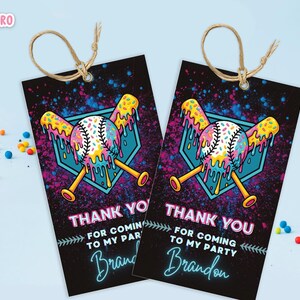Pode incluir: Duas etiquetas de agradecimento com tema de beisebol com fundo preto e design de respingos coloridos. Cada etiqueta apresenta uma bola de beisebol com cobertura pingando e bast&otilde;es cruzados. O texto diz "THANK YOU" e "FOR COMING TO MY PARTY".