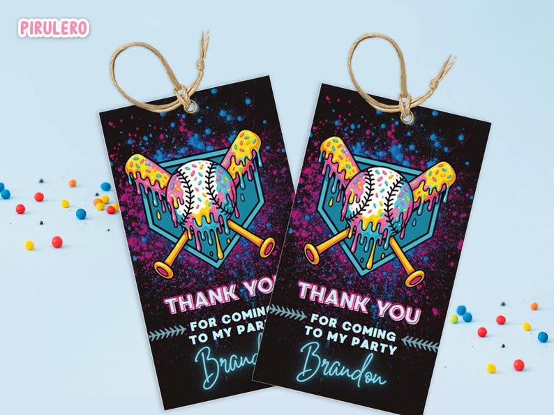 Pode incluir: Duas etiquetas de agradecimento com tema de beisebol com fundo preto e design de respingos coloridos. Cada etiqueta apresenta uma bola de beisebol com cobertura pingando e bast&otilde;es cruzados. O texto diz "THANK YOU" e "FOR COMING TO MY PARTY".