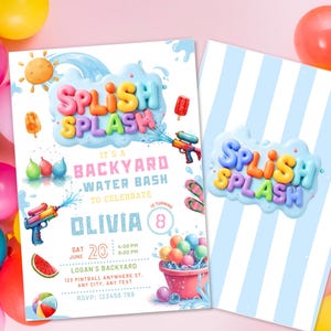Puede incluir: Dos invitaciones para una fiesta acu&aacute;tica en el jard&iacute;n. La invitaci&oacute;n principal presenta las palabras "Splish Splash" en letras de burbujas coloridas, pistolas de agua y una rodaja de sand&iacute;a. La segunda invitaci&oacute;n tiene un fondo a rayas azul claro y las palabras "Splish Splash".