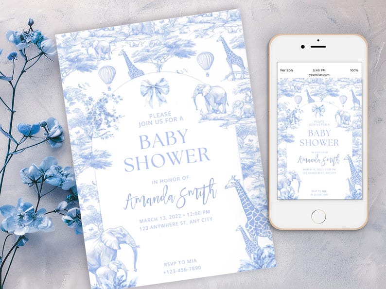 Puede incluir: Una invitaci&oacute;n a un baby shower y un tel&eacute;fono inteligente que muestra el mismo dise&ntilde;o. La invitaci&oacute;n presenta un tema de safari azul y blanco con jirafas, elefantes y globos aerost&aacute;ticos. El texto dice "Baby Shower" e incluye los detalles del evento.