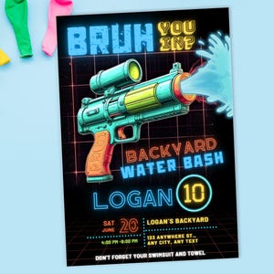 Może przedstawiać: Zaproszenie na imprezę w stylu neonowym. Zaproszenie zawiera ilustrację pistoletu na wodę i tekst "BRUH YOU IN? BACKYARD WATER BASH LOGAN 10". Zawiera datę, godzinę i szczeg&oacute;ły lokalizacji.