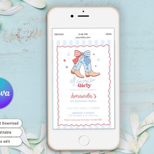 Puede incluir: Un smartphone muestra una invitaci&oacute;n dise&ntilde;ada en Canva con tem&aacute;tica patri&oacute;tica. La invitaci&oacute;n presenta botas de vaquero ilustradas, un lazo y el texto "all american Girly" para una fiesta de cumplea&ntilde;os. El tel&eacute;fono est&aacute; sobre una superficie azul claro.