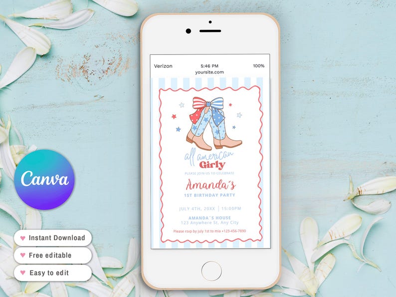 Puede incluir: Un smartphone muestra una invitaci&oacute;n dise&ntilde;ada en Canva con tem&aacute;tica patri&oacute;tica. La invitaci&oacute;n presenta botas de vaquero ilustradas, un lazo y el texto "all american Girly" para una fiesta de cumplea&ntilde;os. El tel&eacute;fono est&aacute; sobre una superficie azul claro.