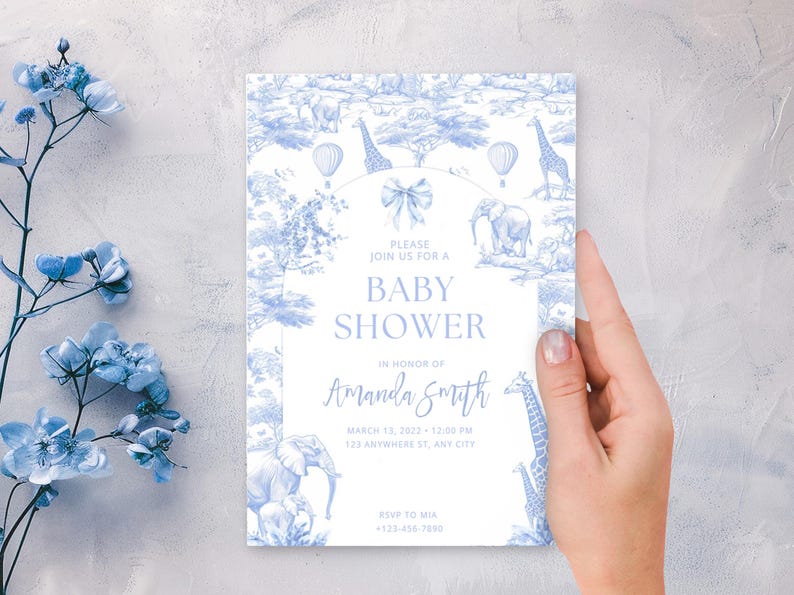 Puede incluir: Invitaci&oacute;n a un baby shower con un tema de safari azul y blanco. La invitaci&oacute;n presenta jirafas, elefantes y globos aerost&aacute;ticos. El texto incluye "Baby Shower" y el nombre "Amanda Smith".