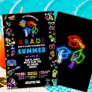 Peut inclure: Invitation de f&ecirc;te de remise de dipl&ocirc;me noire avec des graphiques de style n&eacute;on. L'invitation comprend le texte "GRAD!" et "SUMMER", ainsi que les d&eacute;tails de l'&eacute;v&eacute;nement. Un verre de jus d'orange avec une paille est en arri&egrave;re-plan.