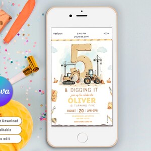 Pu&ograve; includere: Uno smartphone mostra un invito di compleanno a tema costruzione. L'invito presenta un grande numero 5, veicoli da cantiere e il testo "& Digging It" con il nome "Oliver". Il telefono &egrave; su una superficie azzurra con decorazioni per feste.