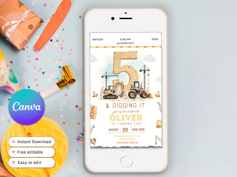 Pu&ograve; includere: Uno smartphone mostra un invito di compleanno a tema costruzione. L'invito presenta un grande numero 5, veicoli da cantiere e il testo "& Digging It" con il nome "Oliver". Il telefono &egrave; su una superficie azzurra con decorazioni per feste.