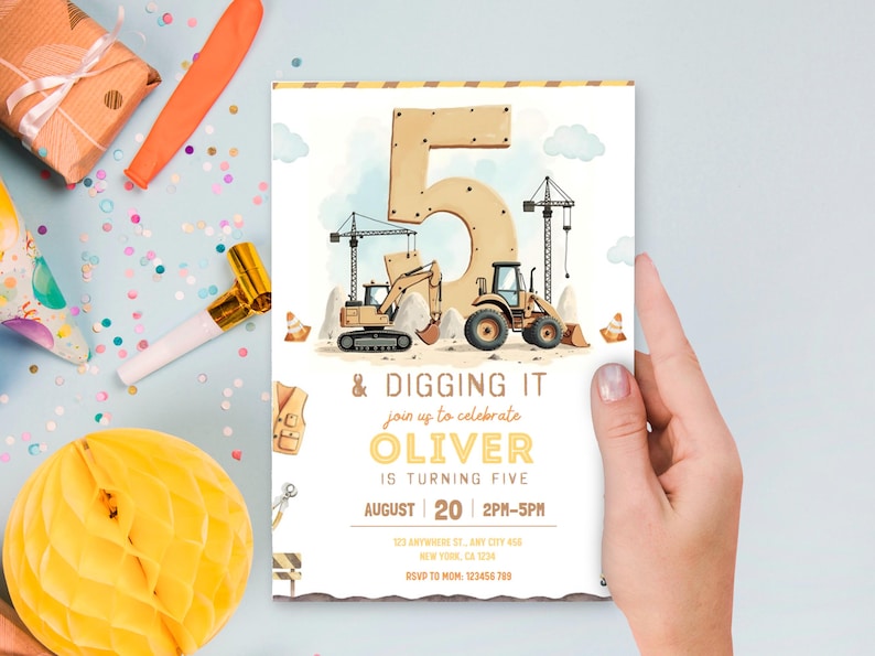 Pu&ograve; includere: Un invito di compleanno a tema costruzioni. Il design presenta un grande numero 5, veicoli da cantiere e il testo "& Digging It". L'invito &egrave; tenuto in mano.