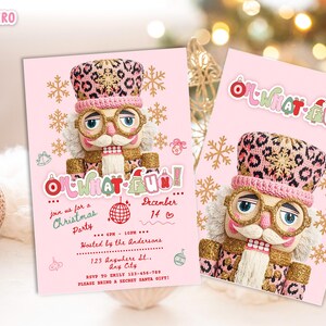 Könnte beinhalten: Rosa Weihnachtsparty-Einladungskarten mit Nussknacker-Design, Leopardenmuster-Hut und goldenen Akzenten. Die Einladungen tragen die Aufschrift "Oh What Fun!" und enthalten Party-Details.