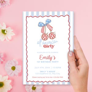 K&ouml;nnte beinhalten: Geburtstagseinladung im rot-wei&szlig;-blauen Thema. Die Einladung zeigt ein Kirschdesign mit einer Schleife und dem Text "all american Girly". Die Einladung ist f&uuml;r Emilys 1. Geburtstagsparty.