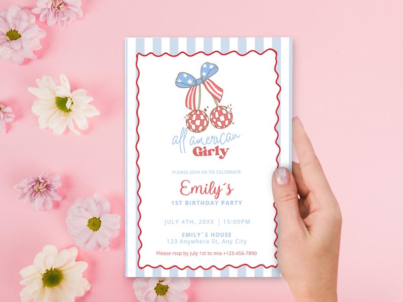 K&ouml;nnte beinhalten: Geburtstagseinladung im rot-wei&szlig;-blauen Thema. Die Einladung zeigt ein Kirschdesign mit einer Schleife und dem Text "all american Girly". Die Einladung ist f&uuml;r Emilys 1. Geburtstagsparty.