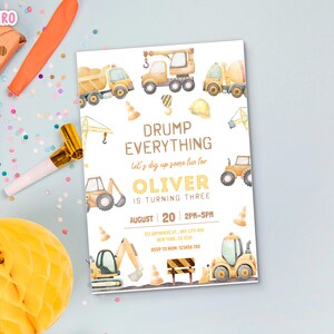 Op de afbeelding: Een verjaardagsuitnodiging met bouwmachines, waaronder een dumper en een kraan. De uitnodiging luidt "DRUMP EVERYTHING" en "OLIVER IS TURNING THREE" met evenementdetails. De uitnodiging staat op een witte achtergrond.