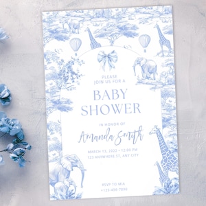 Puede incluir: Una invitaci&oacute;n a un baby shower con un tema de safari azul y blanco. La invitaci&oacute;n presenta jirafas, elefantes y globos aerost&aacute;ticos. El texto incluye "Baby Shower" y los detalles del baby shower de Amanda Smith.