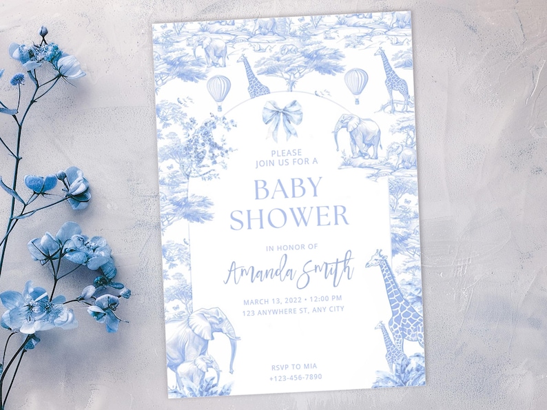 Puede incluir: Una invitaci&oacute;n a un baby shower con un tema de safari azul y blanco. La invitaci&oacute;n presenta jirafas, elefantes y globos aerost&aacute;ticos. El texto incluye "Baby Shower" y los detalles del baby shower de Amanda Smith.