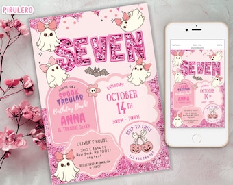 Peut inclure: Invitation d'anniversaire rose sur le thème d'Halloween avec le mot "SEVEN" en paillettes. L'invitation comprend des illustrations de fantômes, une chauve-souris et les détails de l'événement. Un smartphone affiche le même design.