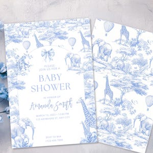 Puede incluir: Invitaci&oacute;n a un baby shower con un dise&ntilde;o de animales de safari en azul y blanco. La invitaci&oacute;n incluye el texto "Please join us for a Baby Shower" y los detalles del evento. El dise&ntilde;o presenta elefantes, jirafas y globos aerost&aacute;ticos.