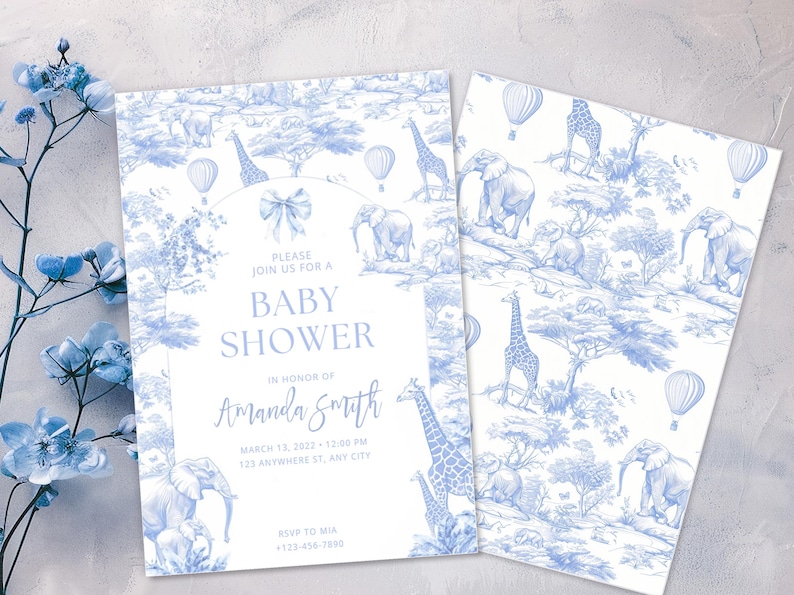 Puede incluir: Invitaci&oacute;n a un baby shower con un dise&ntilde;o de animales de safari en azul y blanco. La invitaci&oacute;n incluye el texto "Please join us for a Baby Shower" y los detalles del evento. El dise&ntilde;o presenta elefantes, jirafas y globos aerost&aacute;ticos.