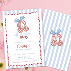 K&ouml;nnte beinhalten: Zwei Einladungen mit patriotischem Thema. Die vordere Einladung hat einen roten, gewellten Rand und zeigt den Text "all american Girly" und "Emily's 1st Birthday Party". Die R&uuml;ckseite der Einladung hat ein blau-wei&szlig; gestreiftes Muster.