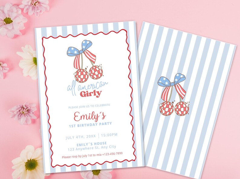 K&ouml;nnte beinhalten: Zwei Einladungen mit patriotischem Thema. Die vordere Einladung hat einen roten, gewellten Rand und zeigt den Text "all american Girly" und "Emily's 1st Birthday Party". Die R&uuml;ckseite der Einladung hat ein blau-wei&szlig; gestreiftes Muster.