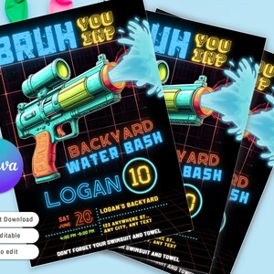 Może przedstawiać: Stos czarnych zaproszeń na imprezę z neonową grafiką pistoletu na wodę, reklamujących "Backyard Water Bash" na 10. urodziny. Zaproszenia zawierają szczeg&oacute;ły wydarzenia i tekst "Bruh You In?"
