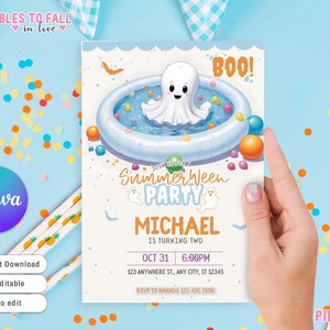 Op de afbeelding: Een blauwe en witte uitnodiging voor een Summerween-feest. De uitnodiging toont een spook in een zwembad met kleurrijke ballen. De tekst op de uitnodiging luidt "Join us for a Summerween Party", "Michael wordt twee", "31 oktober 18:00 uur", "123 Anywhere St., Any City, ST 12345", en "RSVP naar Amanda 123 456 7890".