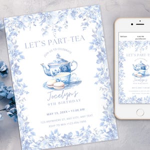 Puede incluir: Invitación a una fiesta de té en azul y blanco con una tetera, una taza de té y macarons. La invitación dice "Let's Part-Tea" y "Jocelyn's 9th Birthday".