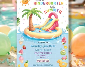 Può includere: Un invito colorato a tema estivo. Presenta una piscina con uno scivolo, una palma e varie illustrazioni estive. Il testo include "Goodbye Kindergarten, hello Summer" e i dettagli della festa.