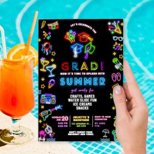 Peut inclure: Une carte d'invitation noire avec des graphiques et du texte de style n&eacute;on pour une f&ecirc;te de remise de dipl&ocirc;mes et d'&eacute;t&eacute;. La carte comprend les mots "GRAD! SUMMER" et les d&eacute;tails de l'&eacute;v&eacute;nement, le 20 juin.