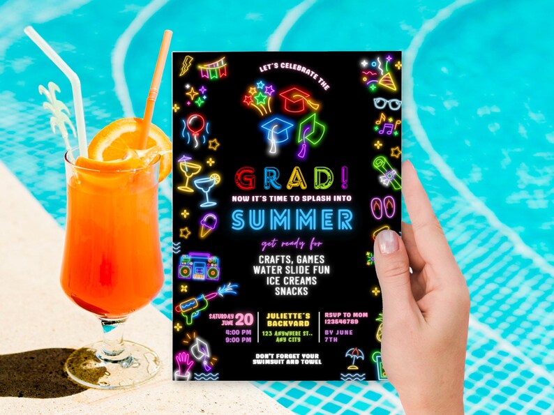 Peut inclure: Une carte d'invitation noire avec des graphiques et du texte de style n&eacute;on pour une f&ecirc;te de remise de dipl&ocirc;mes et d'&eacute;t&eacute;. La carte comprend les mots "GRAD! SUMMER" et les d&eacute;tails de l'&eacute;v&eacute;nement, le 20 juin.