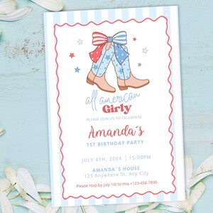 Puede incluir: Una invitaci&oacute;n a rayas azules y blancas con un borde festoneado rojo. La invitaci&oacute;n presenta una ilustraci&oacute;n de botas de vaquero con un lazo rojo, blanco y azul. El texto incluye "all american Girly" y "Amanda's 1st Birthday Party".