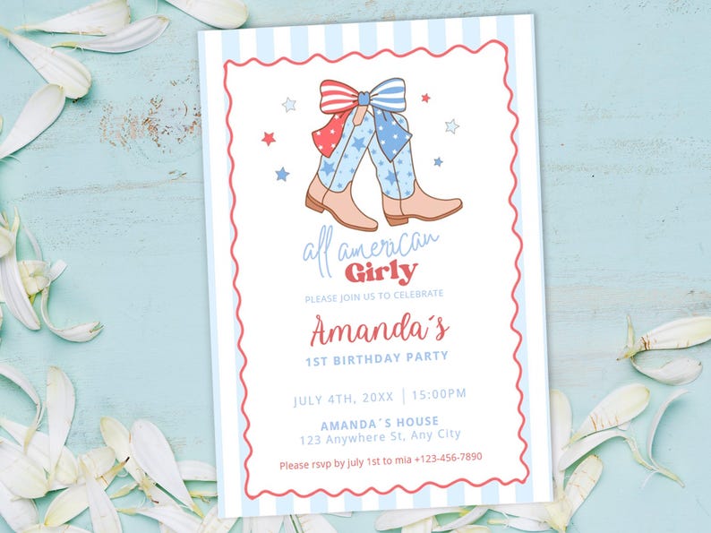 Puede incluir: Una invitaci&oacute;n a rayas azules y blancas con un borde festoneado rojo. La invitaci&oacute;n presenta una ilustraci&oacute;n de botas de vaquero con un lazo rojo, blanco y azul. El texto incluye "all american Girly" y "Amanda's 1st Birthday Party".
