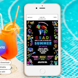 Peut inclure: Un smartphone affiche une invitation &agrave; une f&ecirc;te de remise de dipl&ocirc;mes avec des graphismes au n&eacute;on. L'invitation comprend le mot "GRAD!" et le th&egrave;me "SUMMER". Un cocktail orange vif avec une paille et une tranche d'orange est devant le t&eacute;l&eacute;phone.