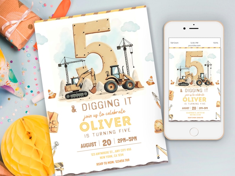 Pu&ograve; includere: Un invito per una festa di compleanno a tema costruzioni. L'invito presenta illustrazioni di veicoli da costruzione, un grande numero 5 e il testo "& Digging It". Uno smartphone mostra lo stesso design.
