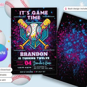 Pode incluir: Convite de anivers&aacute;rio com tema de beisebol, com fundo preto e design de respingos coloridos. O convite apresenta uma bola de beisebol com cobertura pingando e bast&otilde;es cruzados. O texto inclui "It's Game Time" e "Brandon is Turning Twelve".